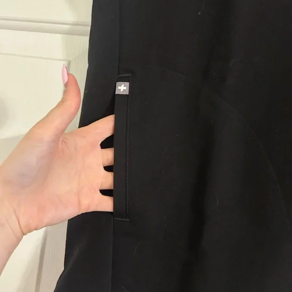 FIGS Rafaela Oversized Scrub Top size small black - Picture 4 of 5